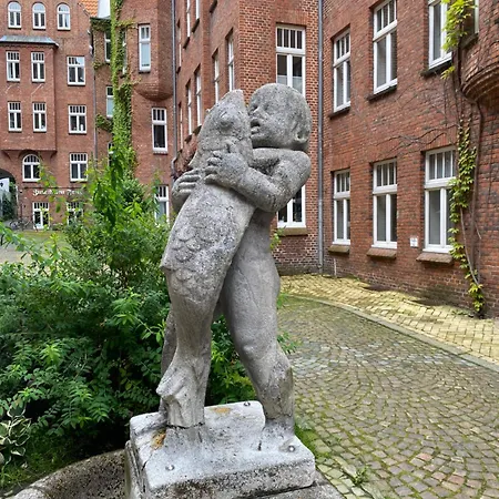 Ankerplatz Im Historischen Burghof Flensburg